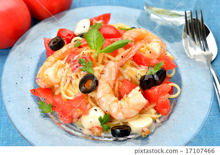 “夏季冷麵食（番茄和馬蘇里拉奶酪和蝦）”形象。 17107466