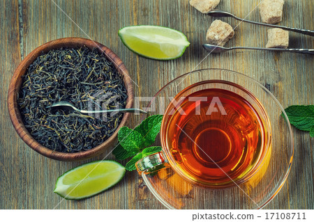 Tea in a glass cup, mint leaves, dried tea, sliced 17108711
