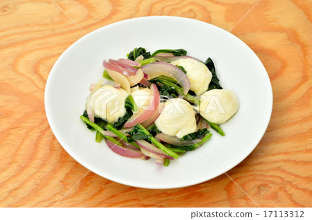 馬蘇里拉奶酪+紅洋蔥+菠菜炒菜。 馬蘇里拉奶酪+紅洋蔥+菠菜炒菜。 17113312