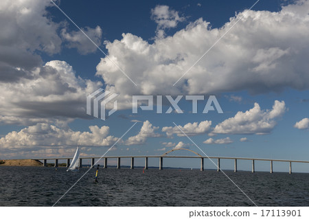 Fyn bridge 17113901