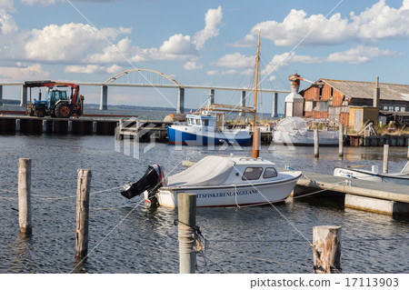 Port and bridge 17113903