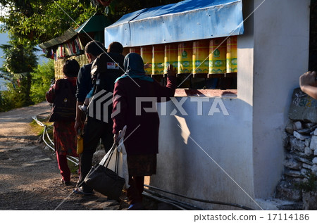 印度佛教聖地Dharamsala人朝聖者轉動汽車 17114186