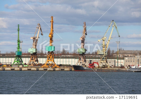 Dock with cranes 17119691