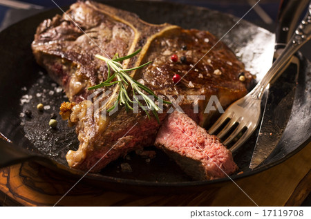 t-bone steak in the pan 17119708