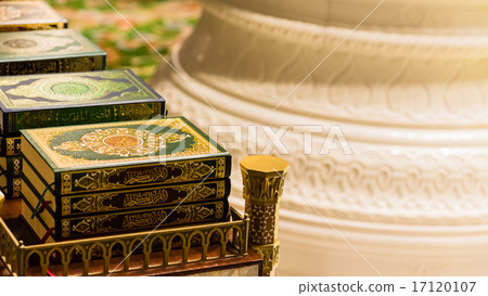 United Arab Emirates UAE Sheikh Zayed Grand Mosque Koran 17120107