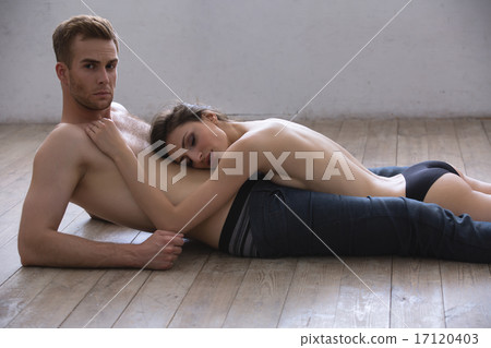 Lovers lie on the floor  17120403