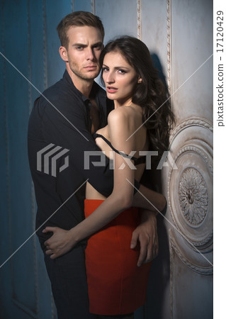 Young lovers embrace Young lovers embrace 17120429