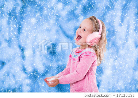 Little girl catching snow flakes Little girl catching snow flakes 17123155