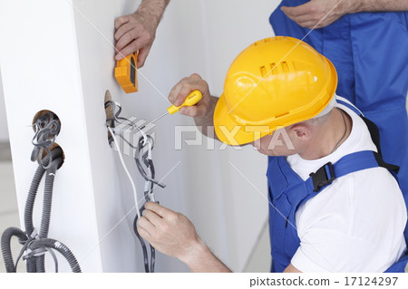 electrician at work 17124297