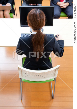 A woman who operates a personal computer at the office 17126073