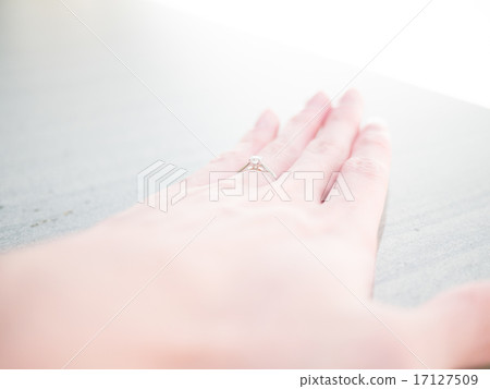 An engagement ring of the ring finger of the left hand 17127509