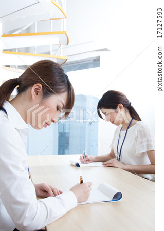 進入企業手報告的女商人 17127593