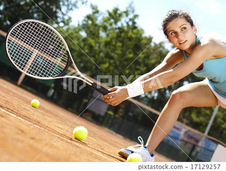 Woman playing tennis in summer 17129257