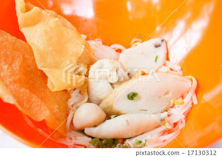 rice noodles  with fish ball 17130312