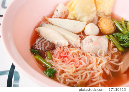 egg noodles soup with fish ball 17130313