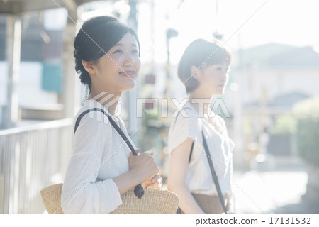 等待火車的兩個女孩 17131532