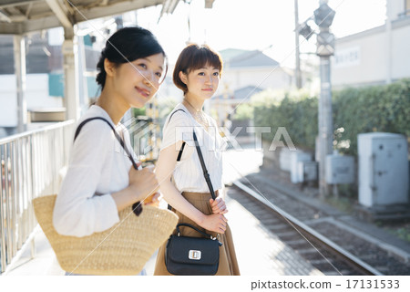 Two girls waiting for a train 17131533