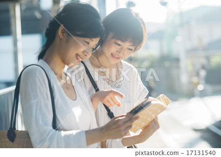 女人看指南書 17131540