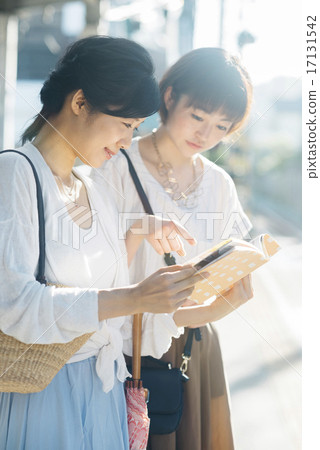 女人看指南書 17131542