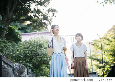 爬樓梯的兩名婦女 17132336