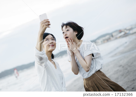 拍照片的兩名婦女在海 17132366
