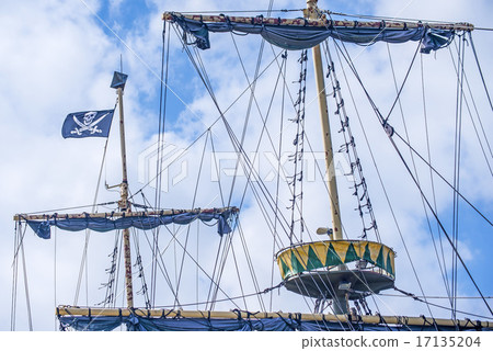 Sail boat with crows nest and yard Sail boat with crows nest and yard 17135204