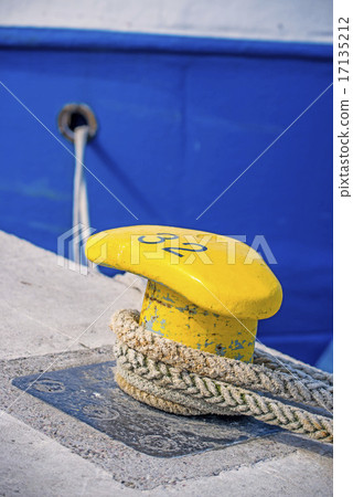 Bollard with mooring line of a trawler 17135212