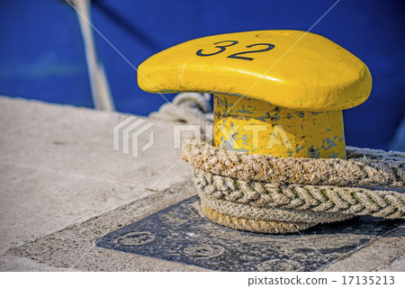 Bollard with mooring line of a trawler 17135213