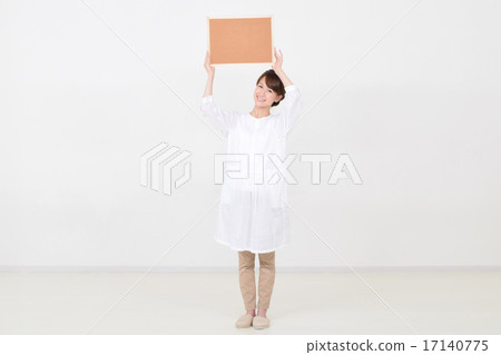 拿著與微笑的婦女黃柏板 17140775