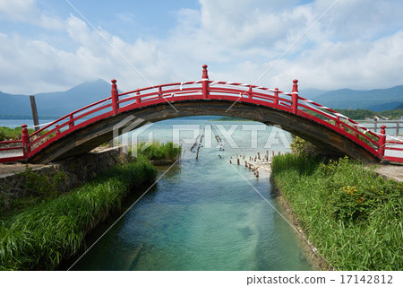 From the red bridge over the Mitsuno River, view the Uso Tosho lake (Oyama, Shimokita Peninsula, Aomori Prefecture) 17142812