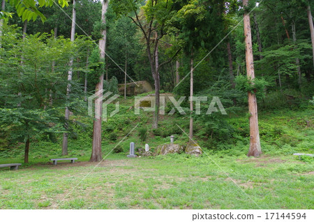信州安曇野小岩城遺址公園(中世紀山地城遺址戰國時代)一座廣場,在主殿內有戰爭紀念碑 信州安曇野小岩城遺址公園(中世紀山地城遺址戰國時代)一座廣場,在主殿內有戰爭紀念碑 17144594