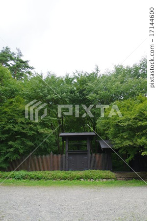 信州安曇野小岩城遺址公園(中世紀時期的山城堡遺址)模擬大門垂直武田信玄的城堡被毀的家族遺址 信州安曇野小岩城遺址公園(中世紀時期的山城堡遺址)模擬大門垂直武田信玄的城堡被毀的家族遺址 17144600