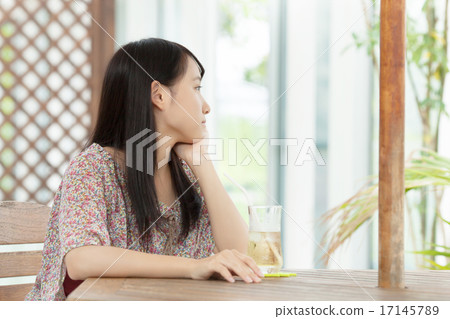放鬆在咖啡館的女孩 放鬆在咖啡館的女孩 17145789