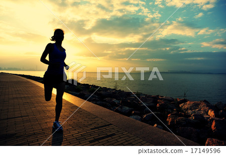 Runner athlete running at seaside.   17149596