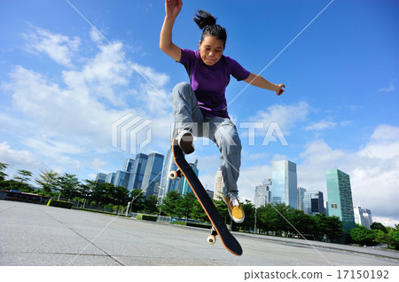 woman skateboarder skateboarding at city woman skateboarder skateboarding at city 17150192