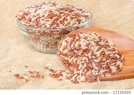 Spoon of brown rice close up 17150305