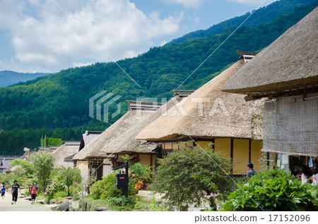 屋頂屋頂的房屋 17152096