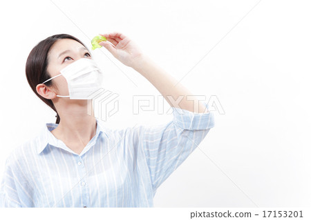A woman representing an eye drop 17153201