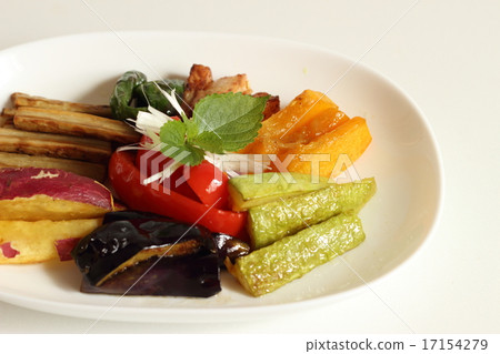 Deep frying of colorful summer vegetables Deep frying of colorful summer vegetables 17154279
