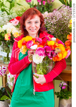 Florist working in flower shop Florist working in flower shop 17155139