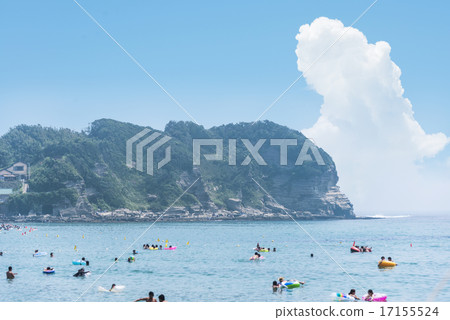 漂浮在海灘的夏天雲彩 17155524