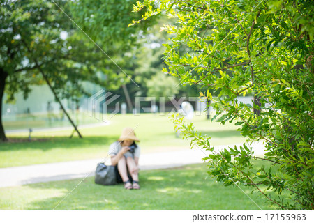 休息在公園的婦女 17155963