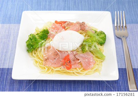 Cold carbonara of delicious raw ham and half-egg egg 17156281