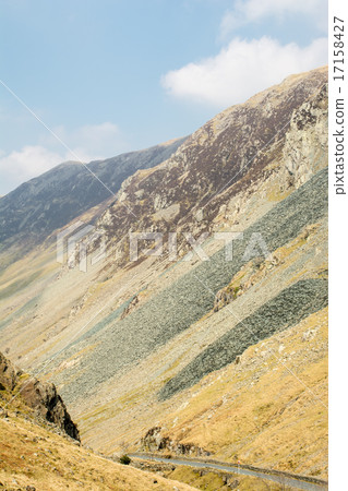 在英格蘭北部湖區板岩礦附近的山脈和山谷 在英格蘭北部湖區板岩礦附近的山脈和山谷 17158427