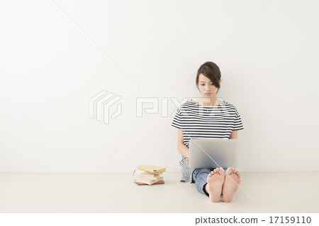 一個扮演個人電腦的女人 17159110