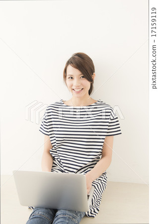 A woman who plays a personal computer 17159119