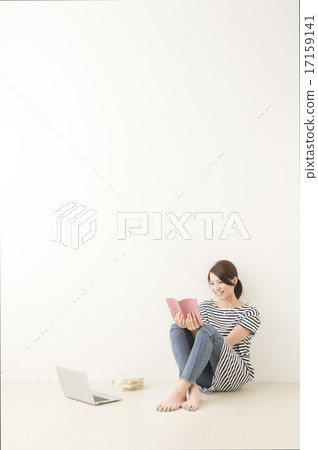 woman reading 17159141