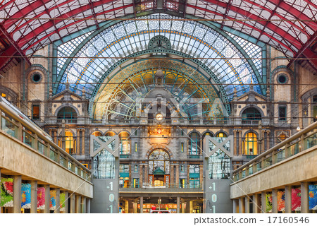 Interior of Antwerp central railway station, Belgium.   17160546