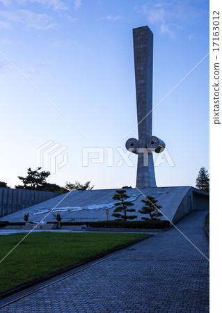 手工製造山紀念塔的晚上風景 17163012