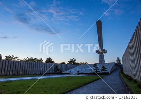 手工製造山紀念塔的晚上風景 17163013